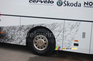 Detail of the Team CSC bus: signatures (595x)