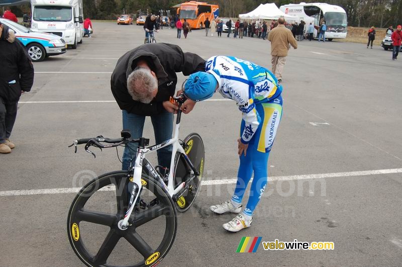 Philip Deignan (AG2R La Mondiale) asks for some final adjustments to the height of his saddle