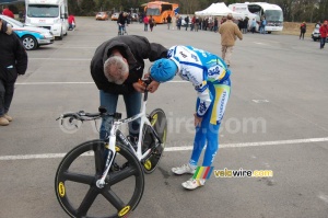 Philip Deignan (AG2R La Mondiale) asks for some final adjustments to the height of his saddle (631x)