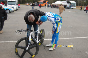 Philip Deignan (AG2R La Mondiale) asks for some final adjustments to the height of his saddle (740x)