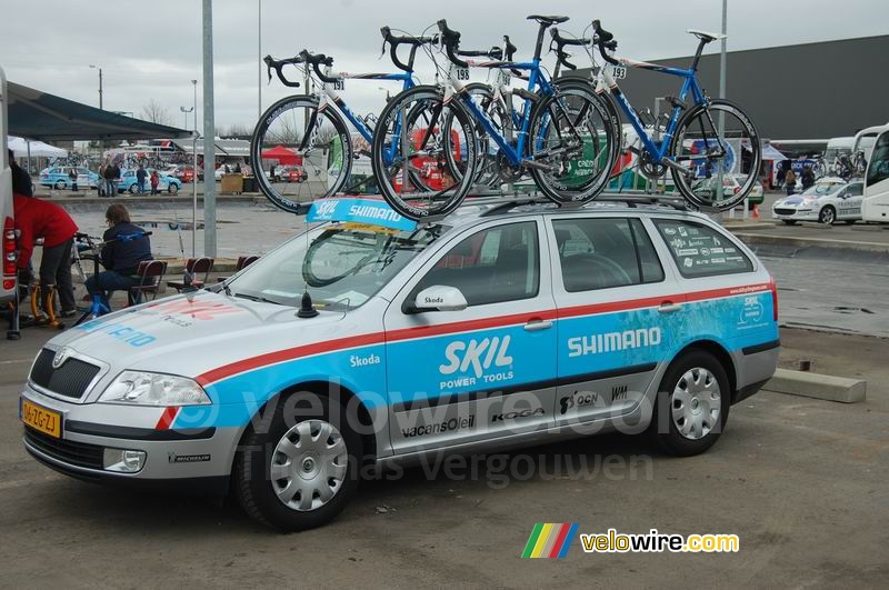 La voiture de l'équipe Skil Shimano Cycling