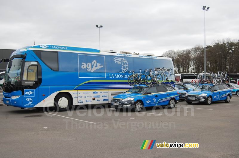 Le bus et les voitures de l'équipe AG2R La Mondiale