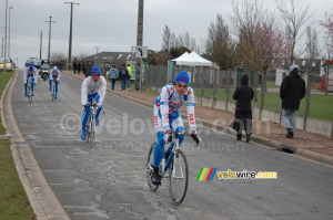 The Skil Shimano Cycling team on its way back to the team bus (1629x)