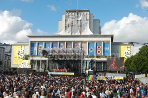 Présentation des équipes : Cofidis avec sur le toit de l'Hôtel de Ville une réplique du bateau Récouvrance (539x)