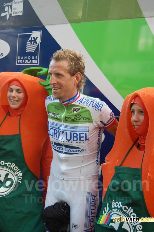 Christophe Moreau (Agritubel) avec deux carottes vivantes