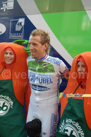 Christophe Moreau (Agritubel) with two living carrots (415x)
