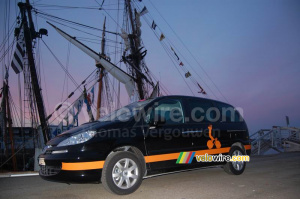 La voiture d'Orange devant la Recouvrance (1) (456x)