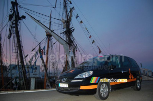 La voiture d'Orange devant la Recouvrance (2) (500x)