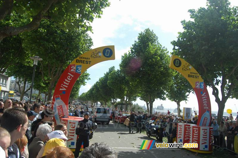 Ligne de départ de la première étape : Brest > Plumelec