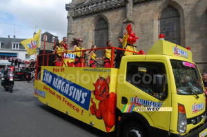 Le Faillitaire advertising caravan (2) (568x)
