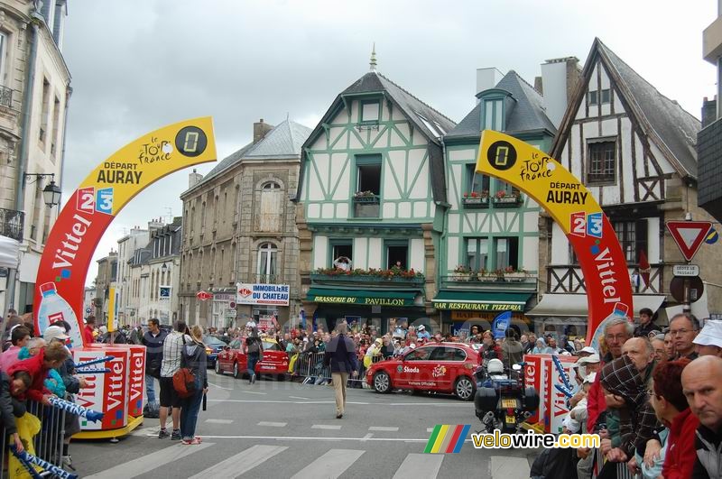 L'arche de départ de l'étape Auray > Saint-Brieuc