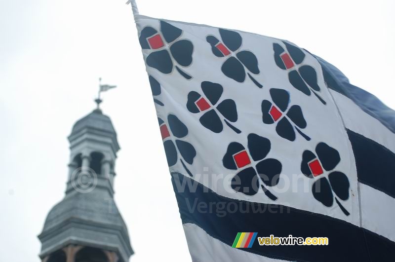 De Bretonse vlag waarin de hermelijntjes vervangen zijn door het Française des Jeux logo