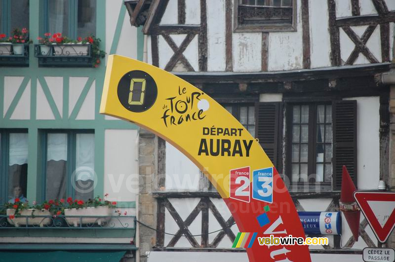 L'arche de départ de l'étape Auray > Saint-Brieuc (2)