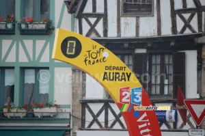 L'arche de départ de l'étape Auray > Saint-Brieuc (2) (405x)