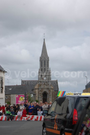 A church which seemed to be in the middle of the road (414x)