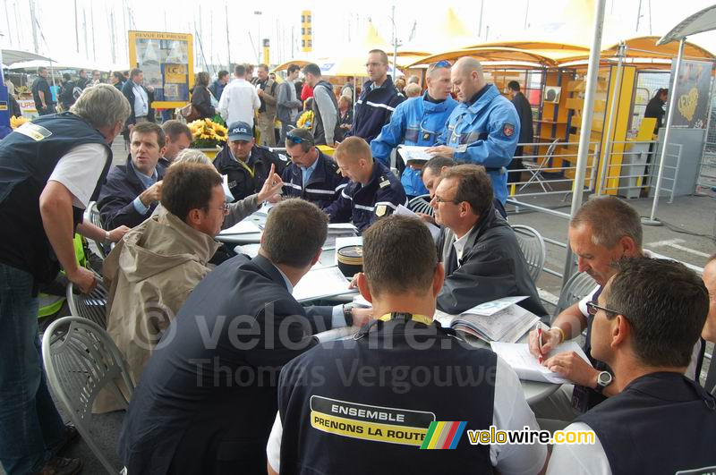 Meeting about the track and any specific issues with it for today's stage