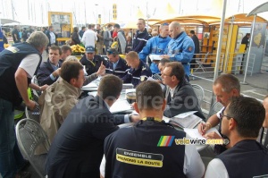 Meeting about the track and any specific issues with it for today's stage (473x)