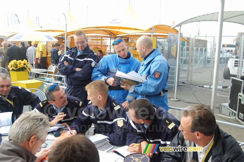 Vergadering over de route en eventuele bijzonderheden van de etappe van vandaag (2)