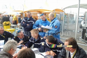 Meeting about the track and any specific issues with it for today's stage (2) (459x)