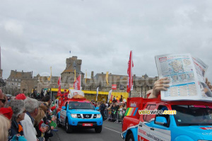 The Aujourd'hui en France advertising caravan at the start in Saint-Malo (407x)