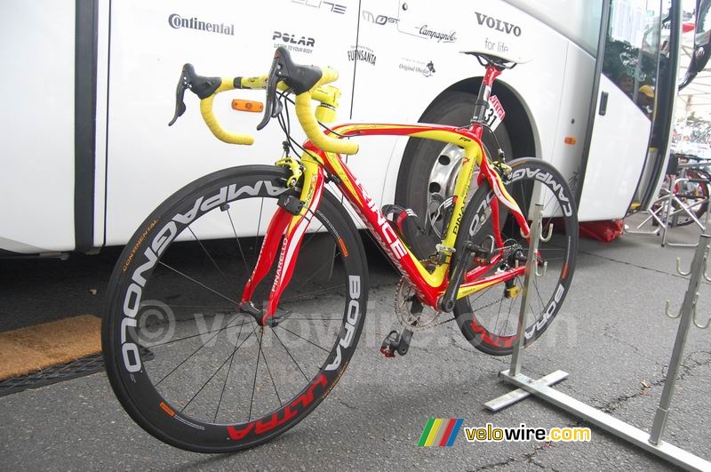 De fiets van Alejandro Valverde (Caisse d'Epargne) (1)