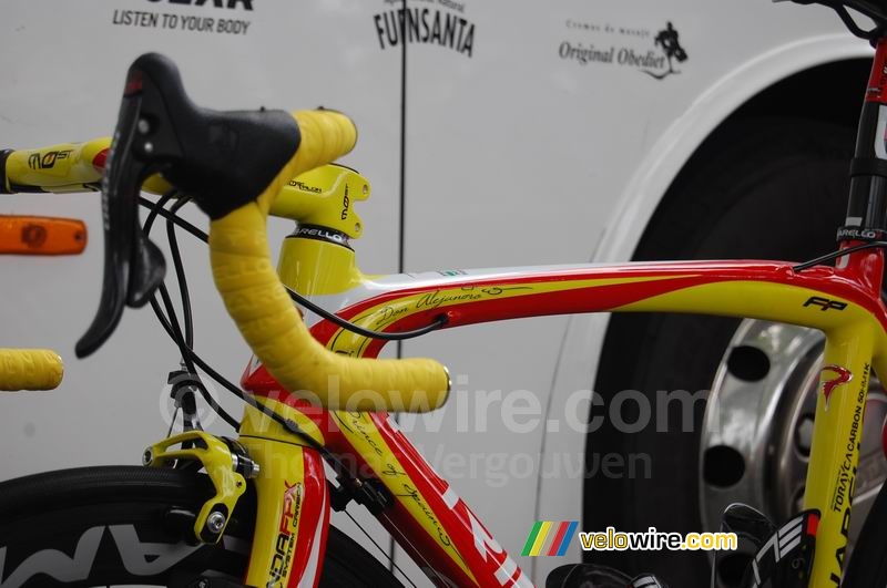 De fiets van Alejandro Valverde (Caisse d'Epargne) (2)
