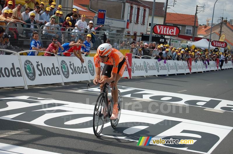 Mikel Astarloza (Euskaltel-Euskadi) bij de finish in Cholet