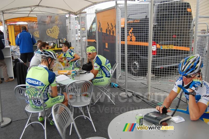 Liquigas (Frederik Willems, Manuel Quinziato, Francesco Chicchi & Aleksandr Kuschynski) + Vladimir Efimkin (AG2R La Mondiale) in de stand van Orange