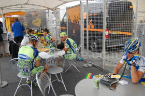 Liquigas (Frederik Willems, Manuel Quinziato, Francesco Chicchi & Aleksandr Kuschynski) + Vladimir Efimkin (AG2R La Mondiale) au stand d'Orange (479x)