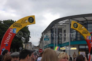 The start arch for the Cholet > Châteauroux stage (404x)