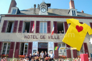 Decoration in Aigurande : the town hall (Hôtel de Ville) (538x)