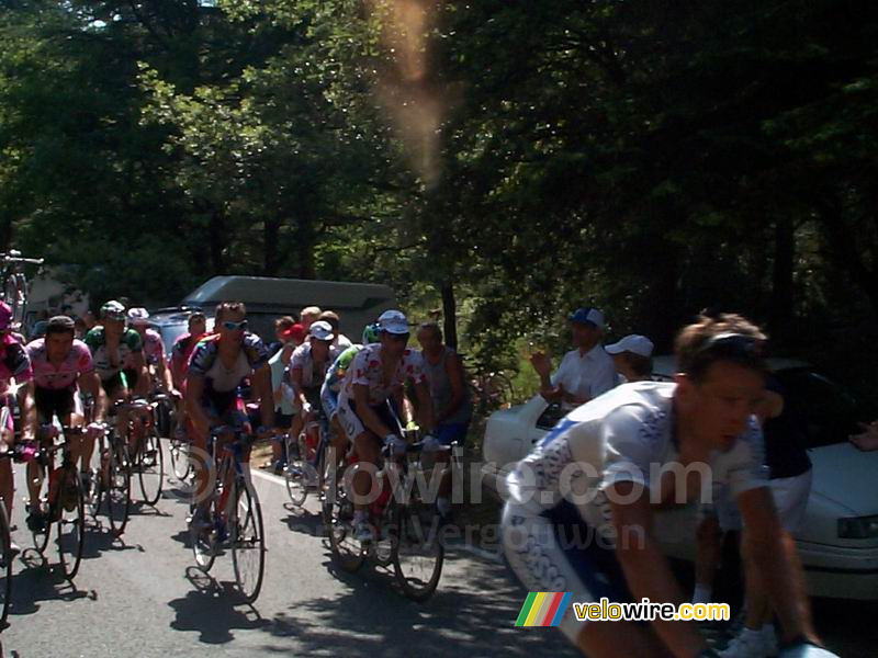 TDF 21/07/2002: Groep bolletjestrui met Laurent Jalabert (bolletjes) in tweede positie