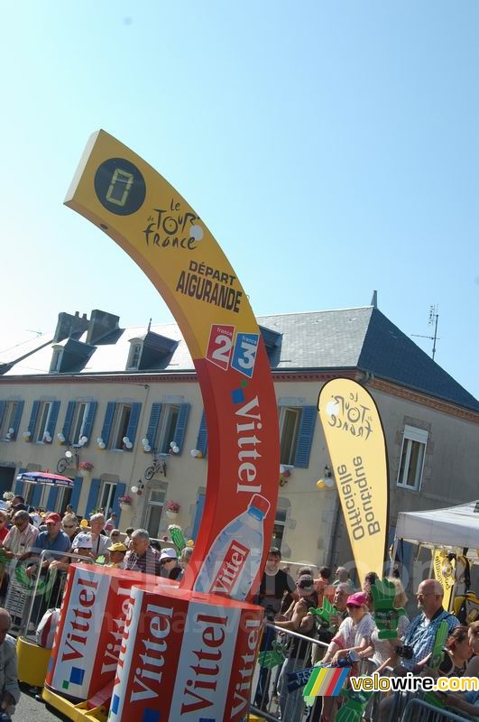 De startboog van de etappe Aigurande > Super-Besse (1)