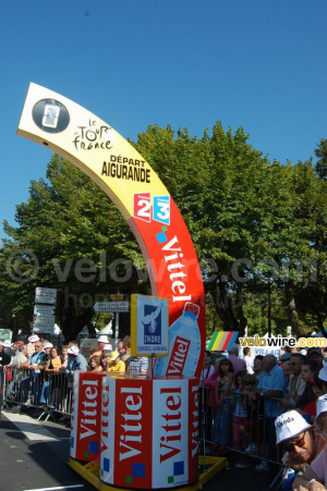 The start arch for the Aigurande > Super-Besse stage (2) (438x)