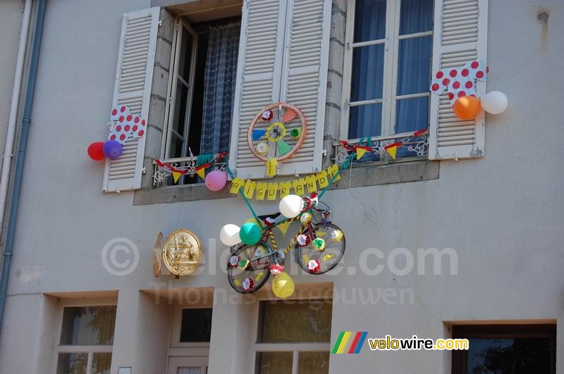 Decoration in Aigurande : a bike at the window