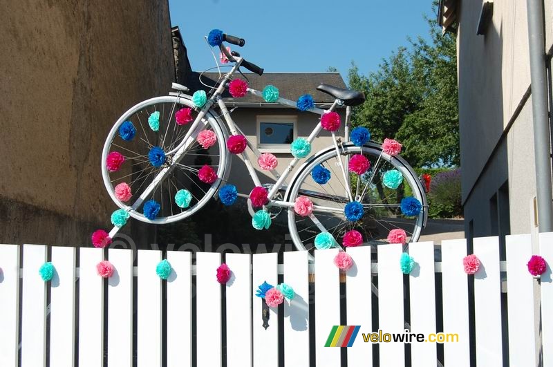 Decoration in Aigurande : a bike on a fence