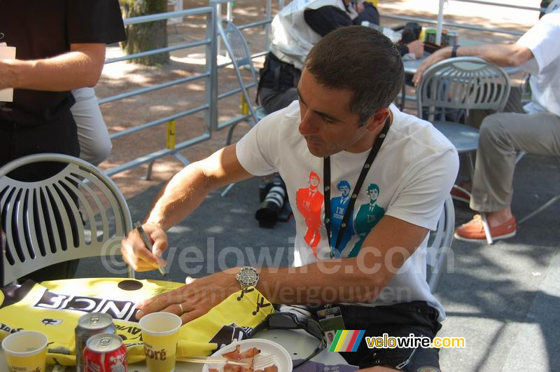 Laurent Jalabert signs a shirt