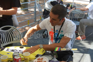 Laurent Jalabert signs a shirt (487x)