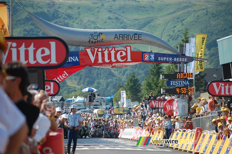 The finish in Super-Besse