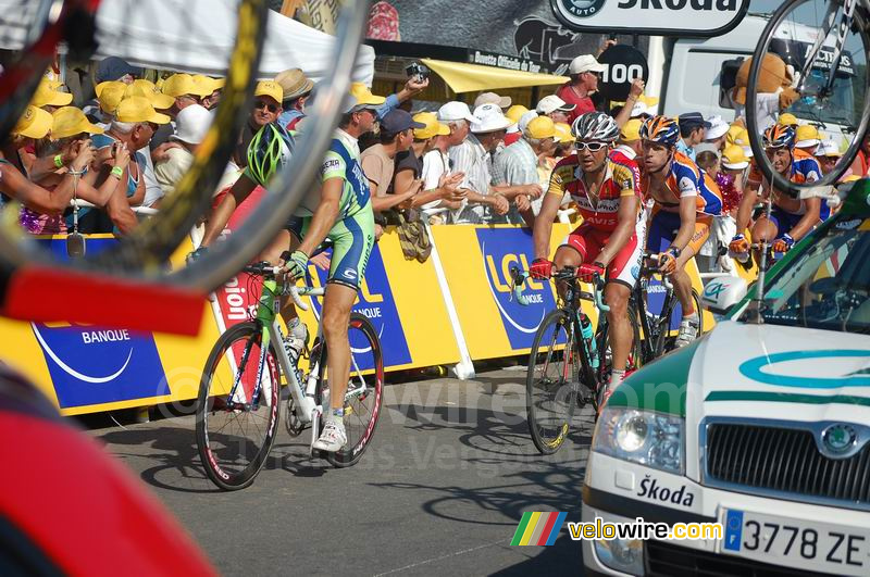 Comme la dérivation générale était exceptionnellement juste avant l'arrivée, les coureurs et voitures passaient devant nous en même temps ...