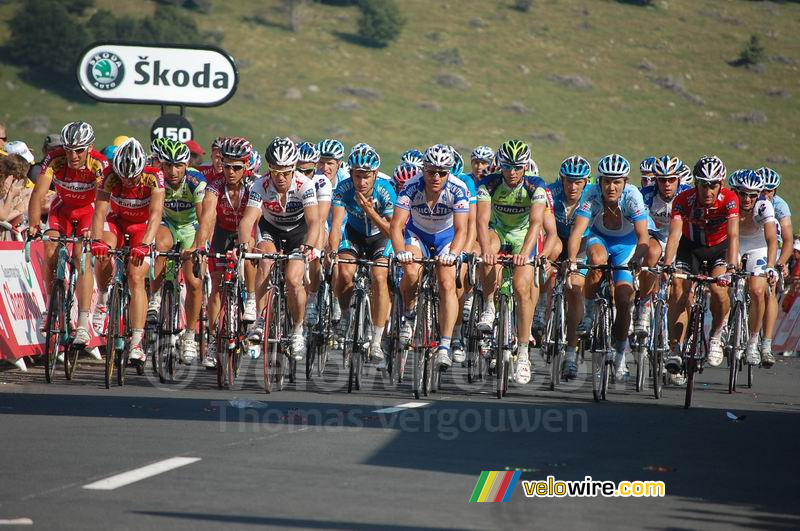 Het peloton bij aankomst op Super-Besse