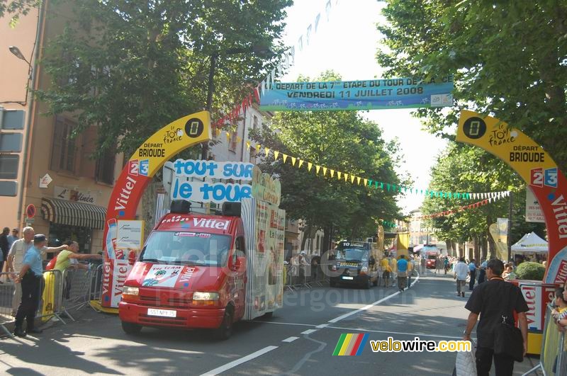 The start arch for the Brioude > Aurillac stage