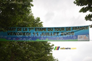 La banderolle annonçant le départ de la 7ème étape Brioude > Aurillac (426x)