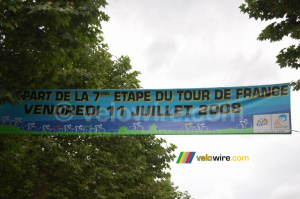 La banderolle annonçant le départ de la 7ème étape Brioude > Aurillac (585x)