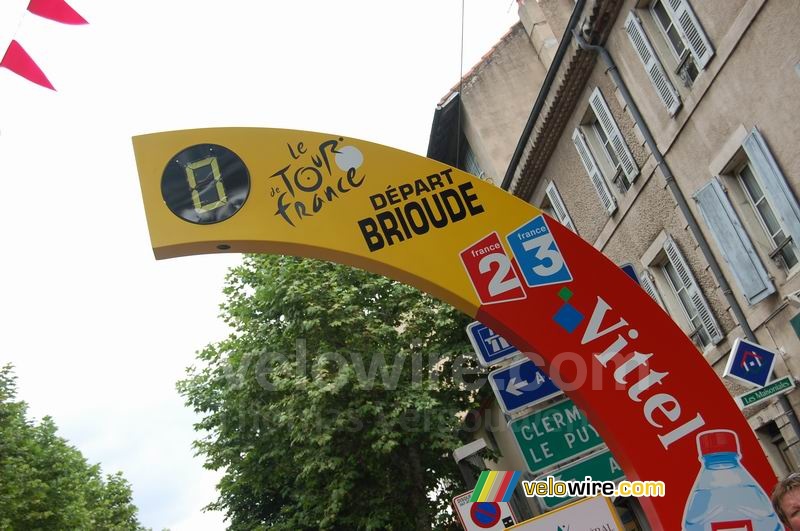 De startboog van de etappe Brioude > Aurillac (2)