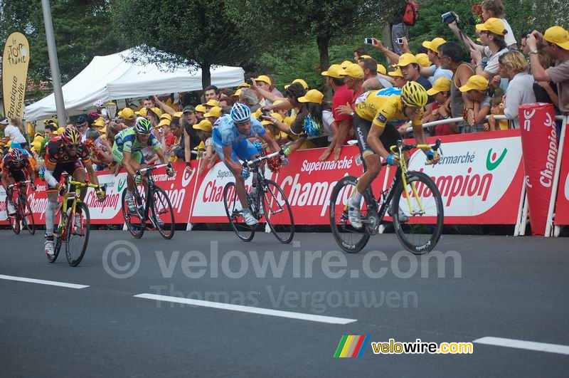 De sprint om de 2de plaats in de 7de etappe tussen Brioude en Aurillac