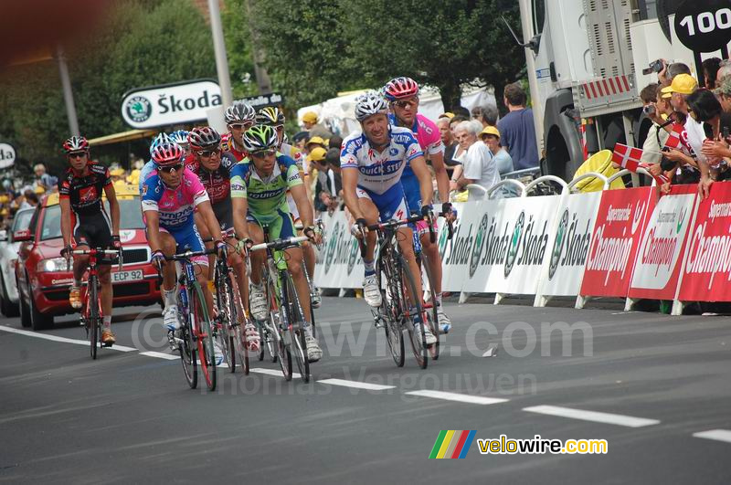 Aankomst Aurillac: Matteo Tosatto (QuickStep), Murilo Fischer (Liquigas), Paolo Tiralongo & Sylvester Szmyd (Lampre), Mario Aerts (Silence Lotto), Paolo Longo Borghini (Barloworld), Rubens Bertogliati (Saunier Duval - Scott), Sebastian Lang & Fabian Wegma