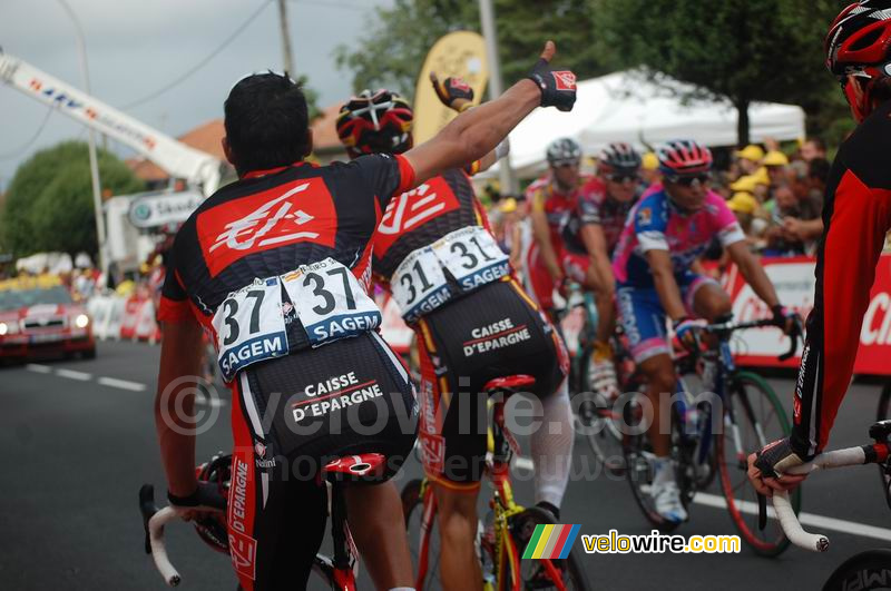 Alejandro Valverde, Oscar Pereiro Sio & Jos Ivan Gutierrez zeggen tegen Nicolas Portal dat Luis Leon Sanchez gewonnen heeft (Caisse d'Epargne) (1)