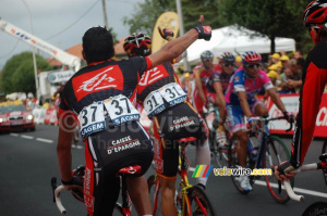 Alejandro Valverde, Oscar Pereiro Sio & José Ivan Gutierrez tell Nicolas Portal that Luis Leon Sanchez just won (Caisse d'Epargne) (1) (491x)