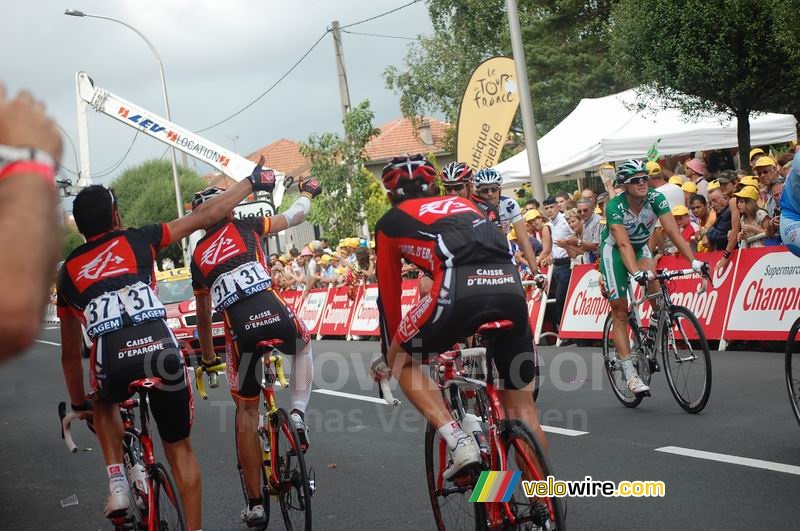 Alejandro Valverde, Oscar Pereiro Sio & José Ivan Gutierrez disent à Nicolas Portal que Luis Leon Sanchez vient de remporter l'étape (Caisse d'Epargne) (2)